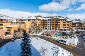 Sundial King Hotel Room with Balcony, Canyons Village, outdoor pool, hot tubs, fire tables